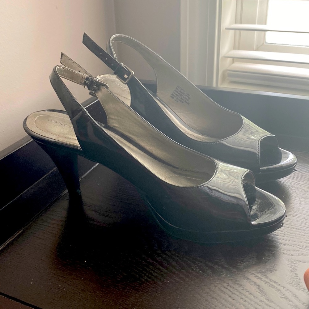 Womens Bandolino open toe black patent heels size 7.5